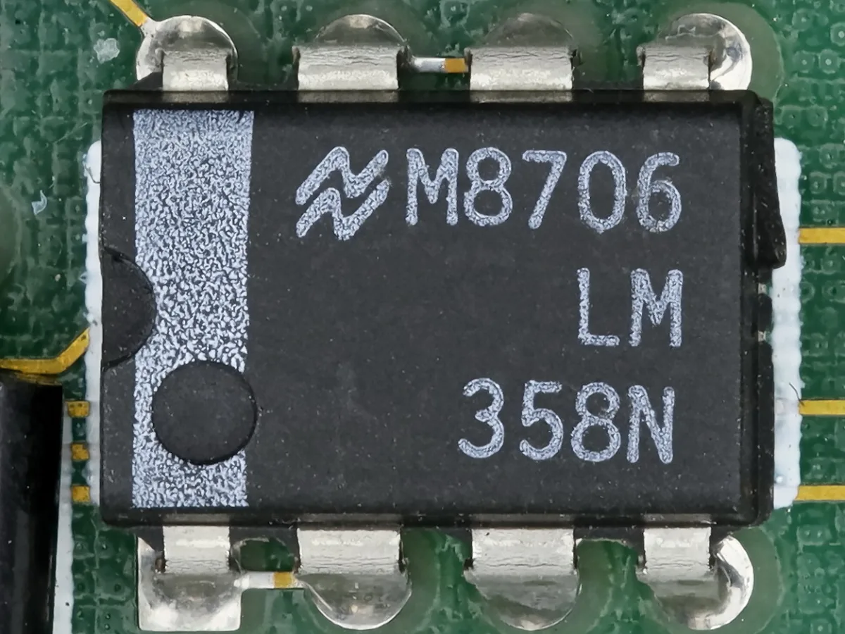 Микросхема сдвоенного операционного усилителя LM358 в корпусе DIP-8 на печатной плате